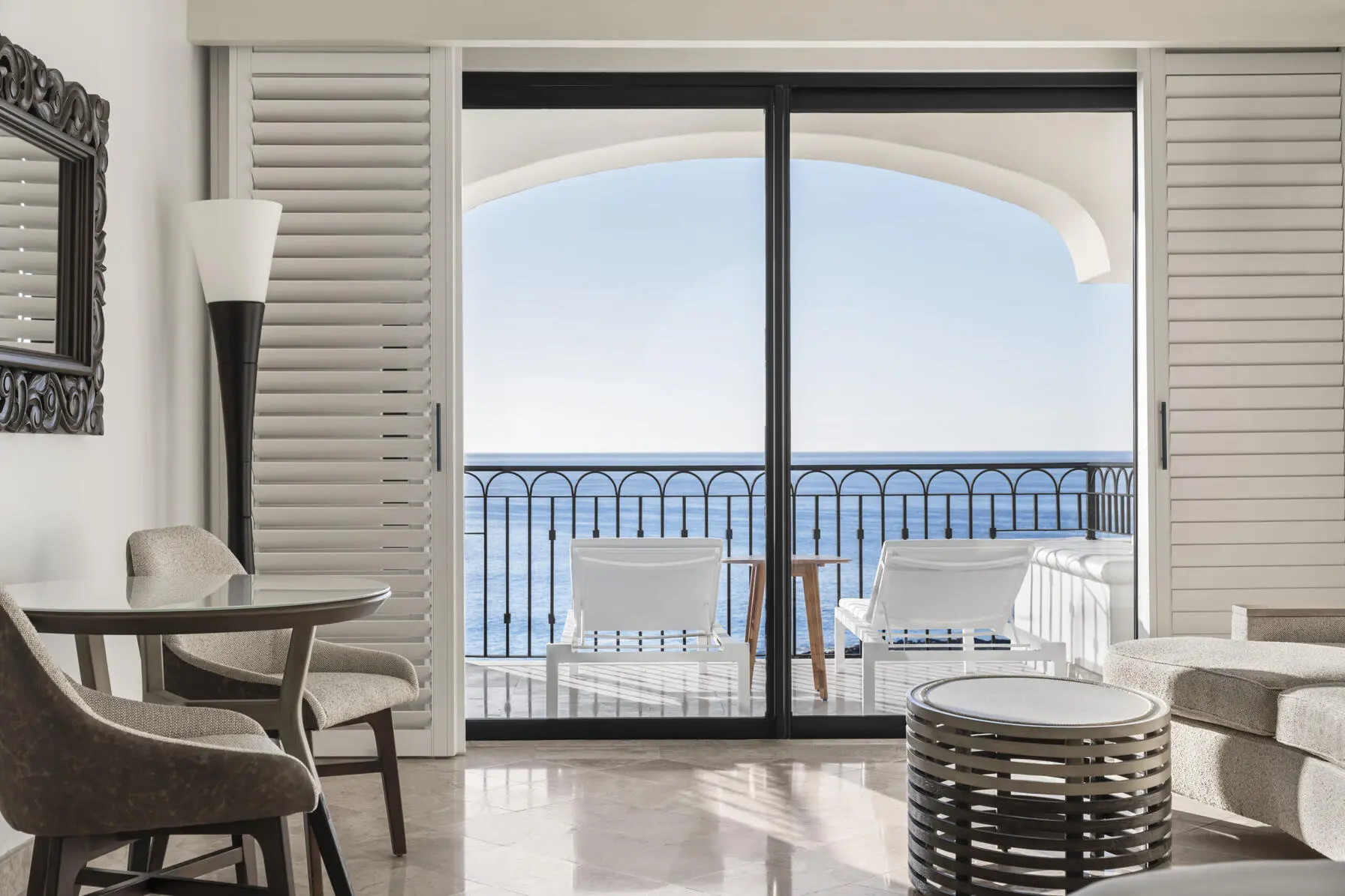 imagen de una habitación con balcón con vistas al mar