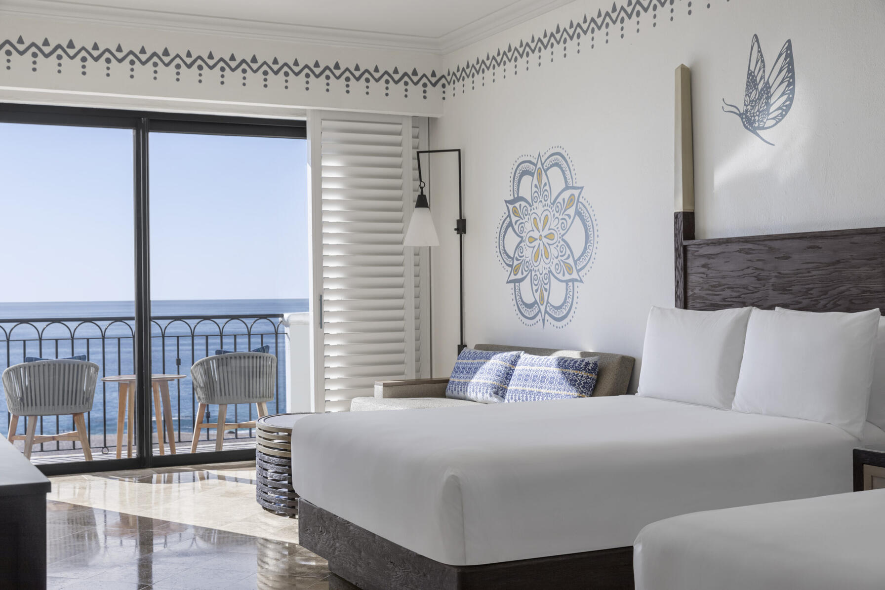 imagen de una habitación con balcón con vistas al mar