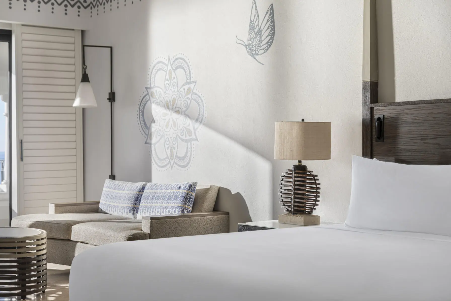 picture of a room with beautiful lamps