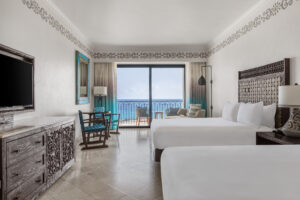 Deluxe con 2 camas Queen y balcón frente al mar