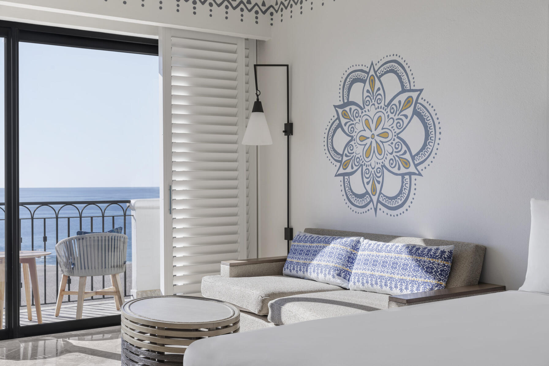 imagen de la zona de estar de la habitación con balcón con vistas al mar