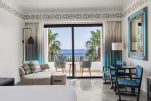 imagen de la zona de estar de una habitación con balcón con vistas al mar