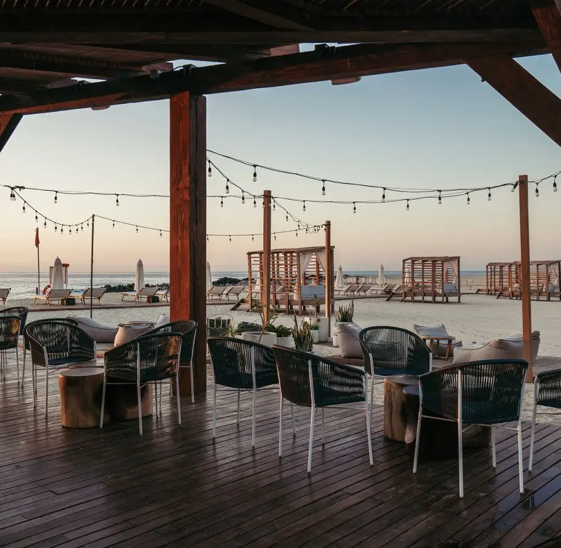 imagen de un restaurante en los alrededores de la piscina