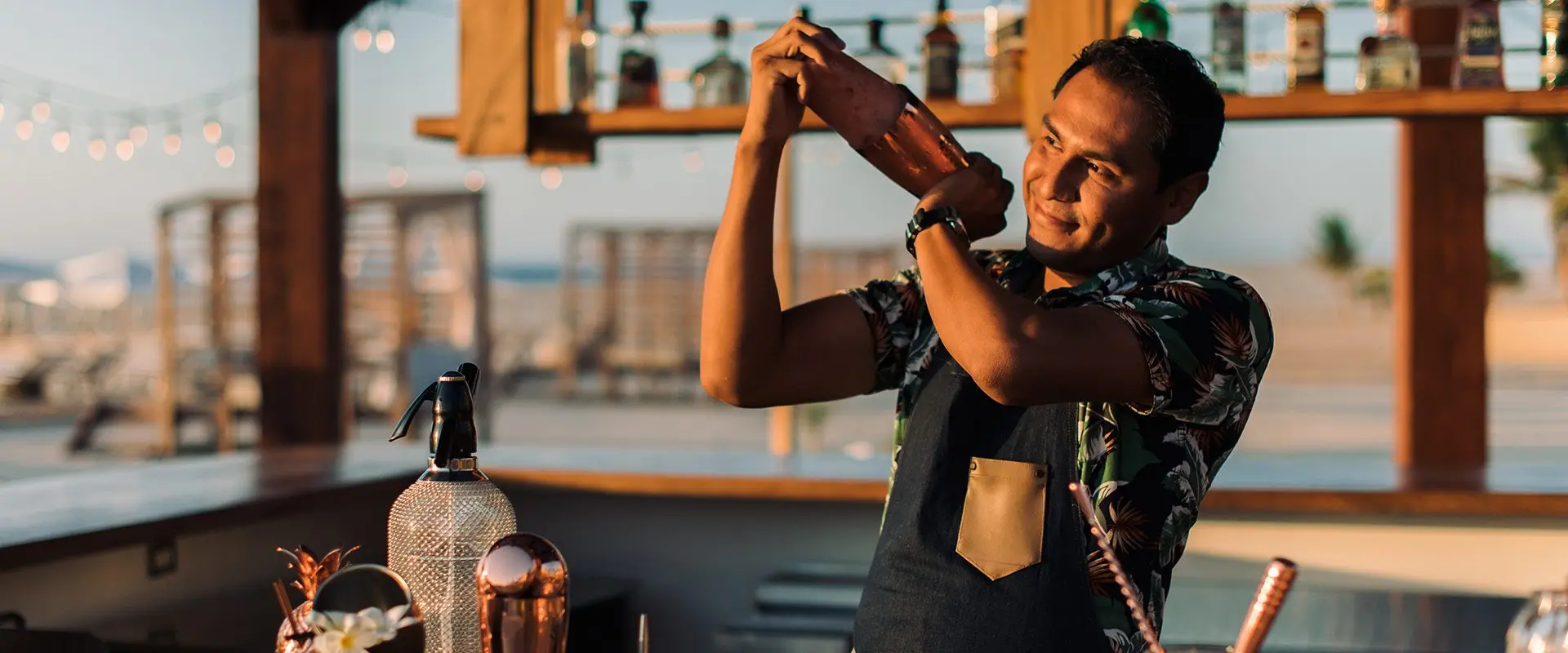 foto de un barman haciendo trucos en un bar abierto en la playa