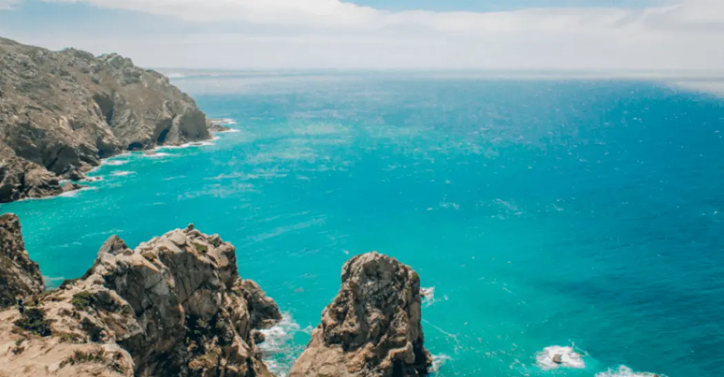 picture of the sea from the top of the hills