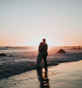 imagen de la novia y el novio en la playa del mar