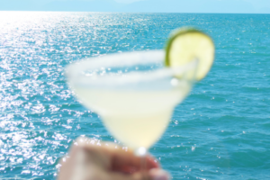 imagen de una bebida y mar