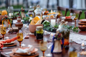 imagen de una mesa de comedor con comida y tarro de vinagre