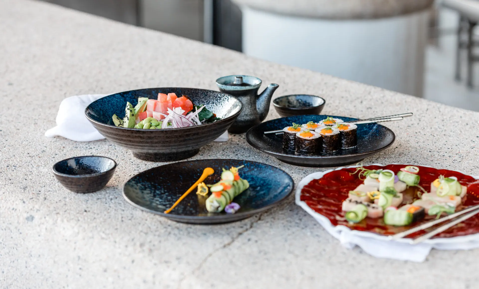 imagen de alimentos en platos y tazones