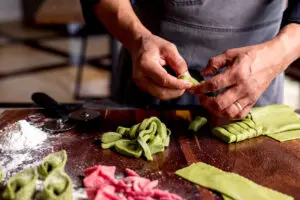 imagen de la mano del chef haciendo el alimento