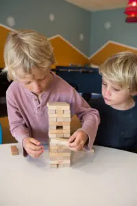 foto de dos niños jugando jenga