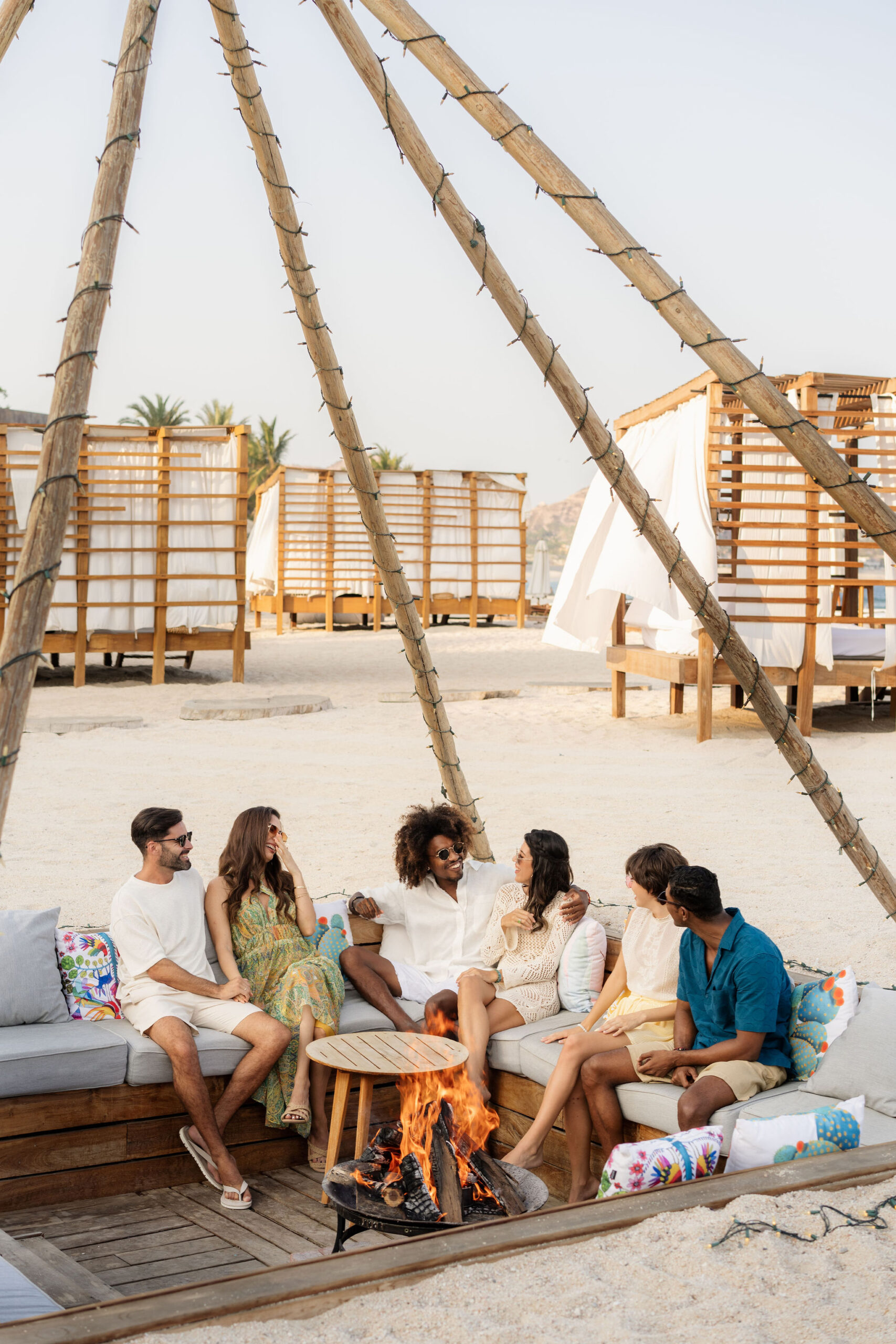 imagen de personas sentadas en un café en la playa