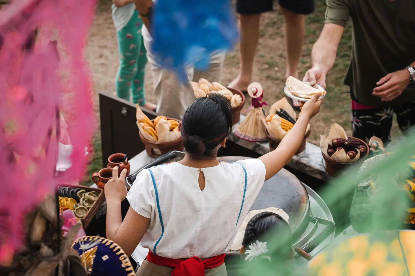 foto de una camarera sirviendo comida en un puesto de comida