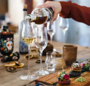 imagen de alcohol siendo vertido en un vaso