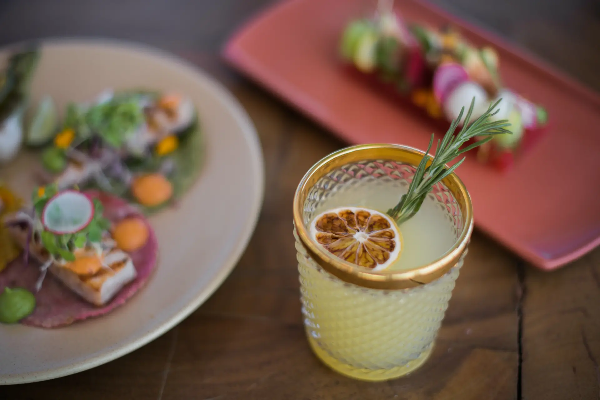 imagen de una bebida guardada en la mesa