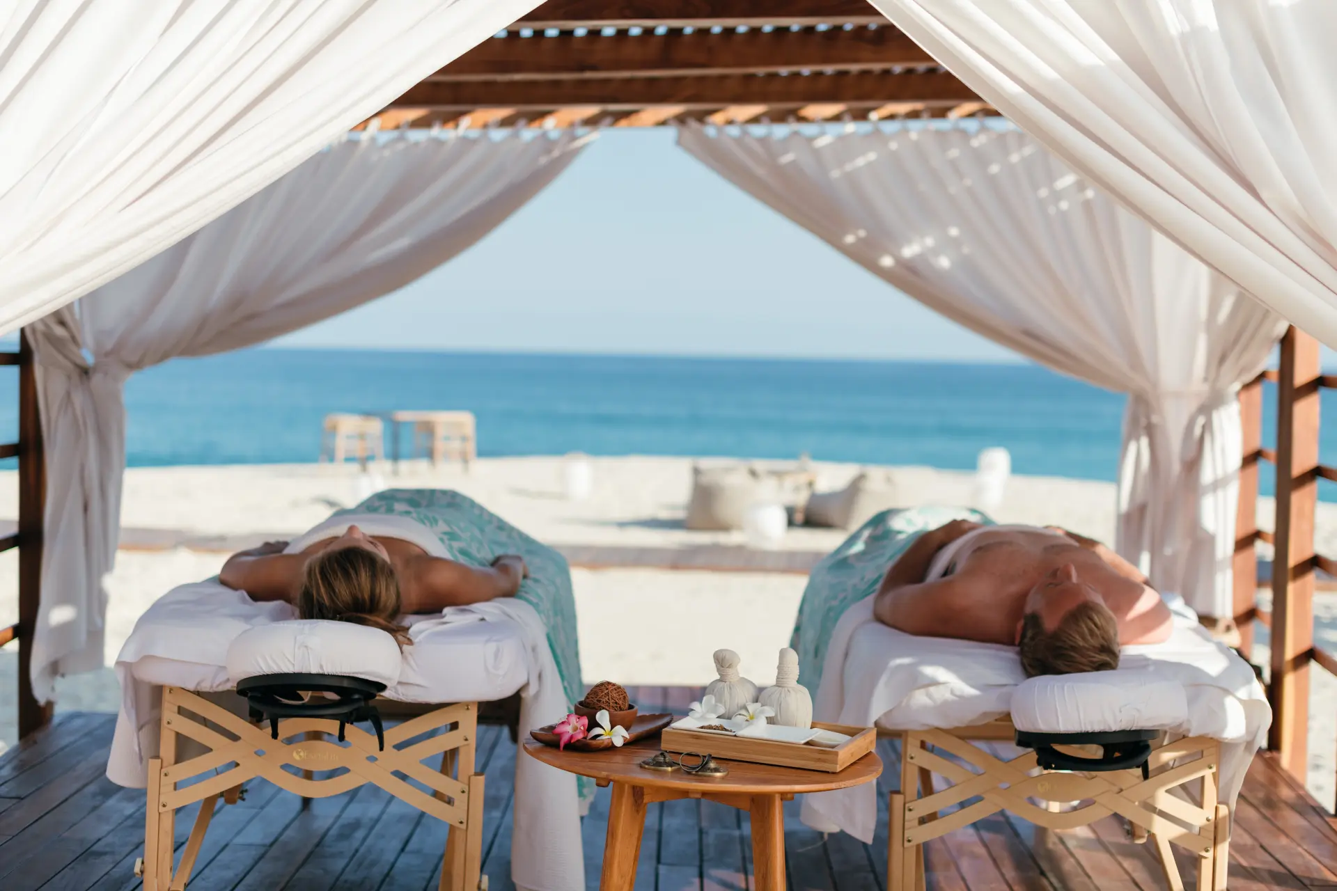 imagen de los clientes de masaje en un área abierta con vista al mar
