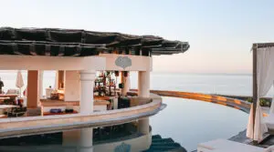 imagen de un restaurante en medio de una piscina con vista al mar