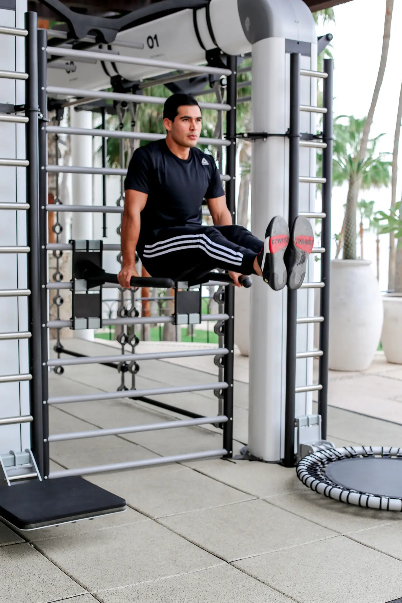 imagen de un hombre haciendo ejercicio en los alrededores del jardín