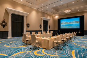 Imagen de un gran salón con sillas.