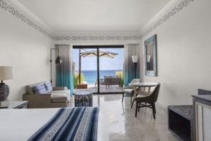 imagen de una habitación con sala de estar y vista al mar desde el balcón