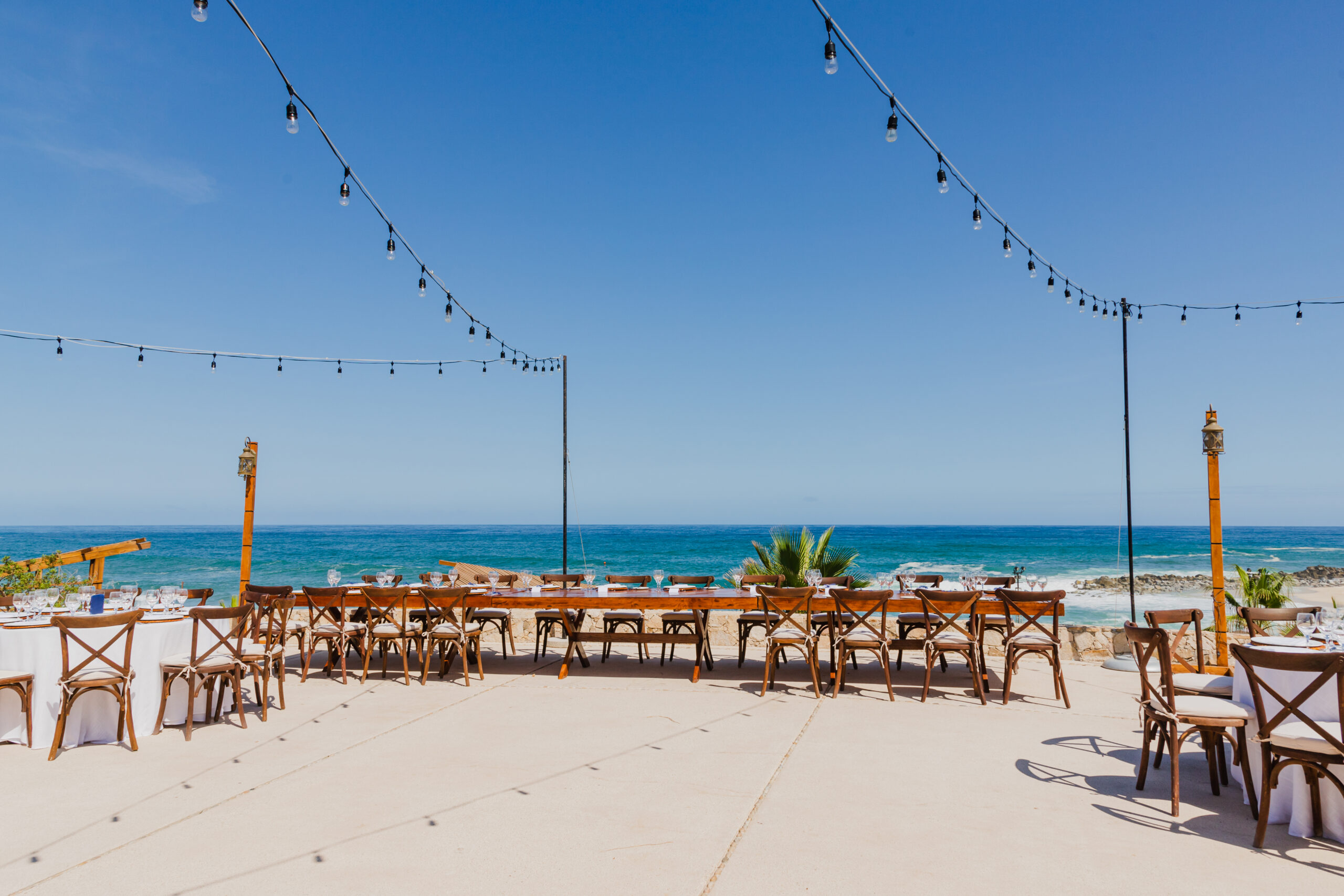 Imagen del restaurante al aire libre con vistas al mar.
