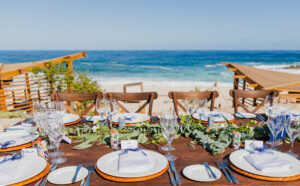 Imagen de la mesa con algunos platos y vistas al mar.