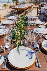 Imagen de la mesa decorada con algunos platos.