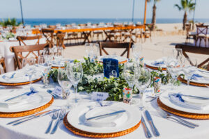 Imagen de la mesa con platos y vistas al mar.